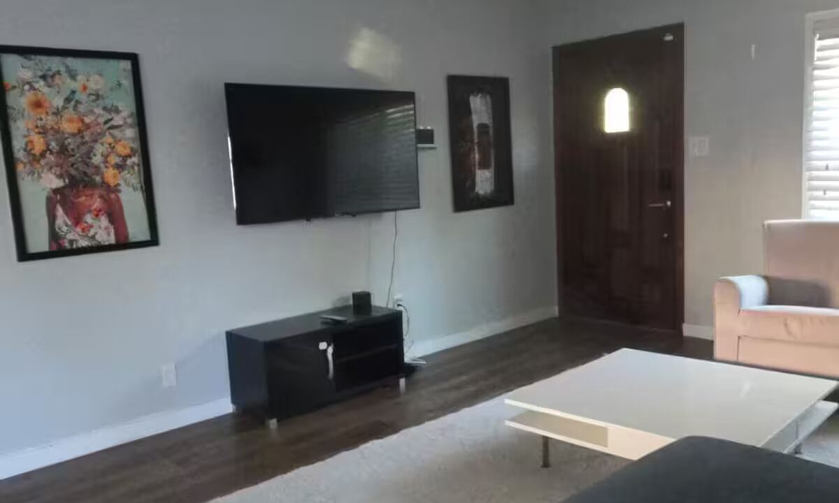 Photo of Livingroom in Valley Glen