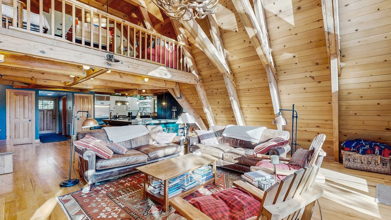 Photo of Livingroom in Serene Lakes