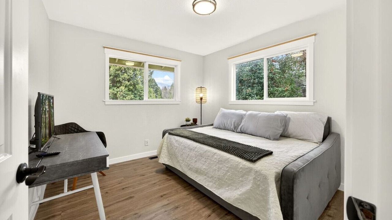 Photo of Bedroom in Cave Junction