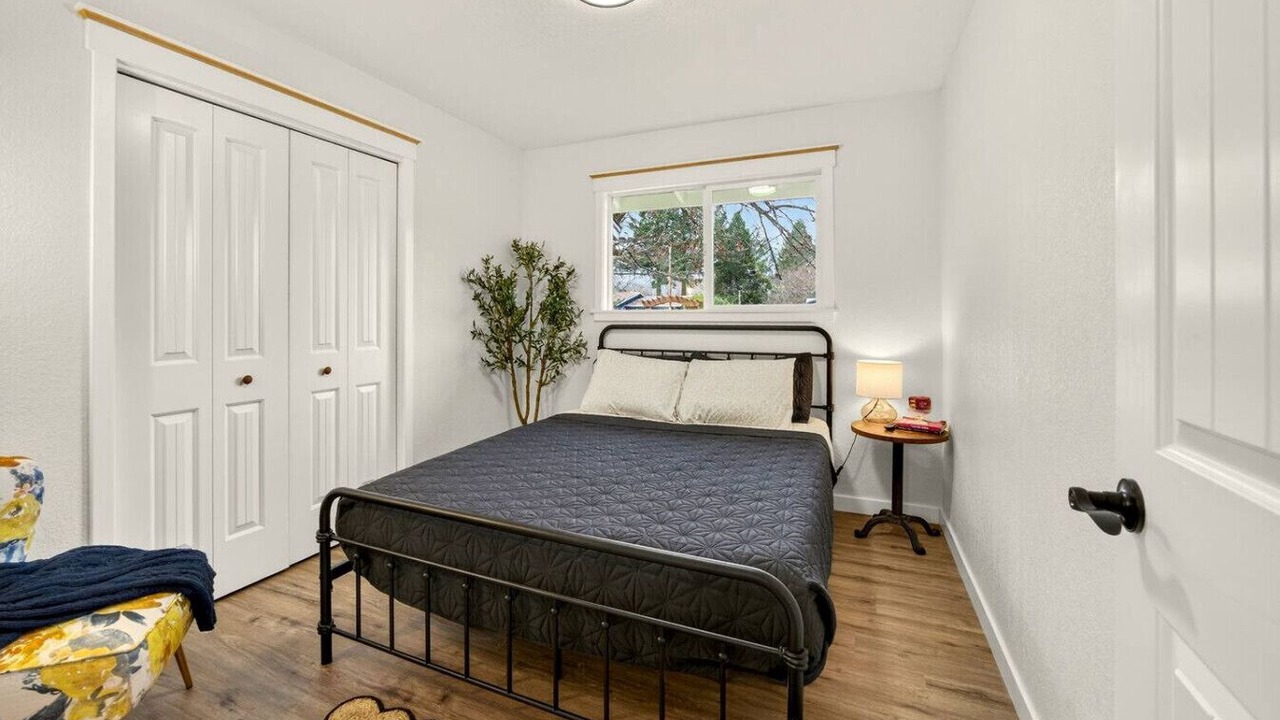Photo of Bedroom in Cave Junction
