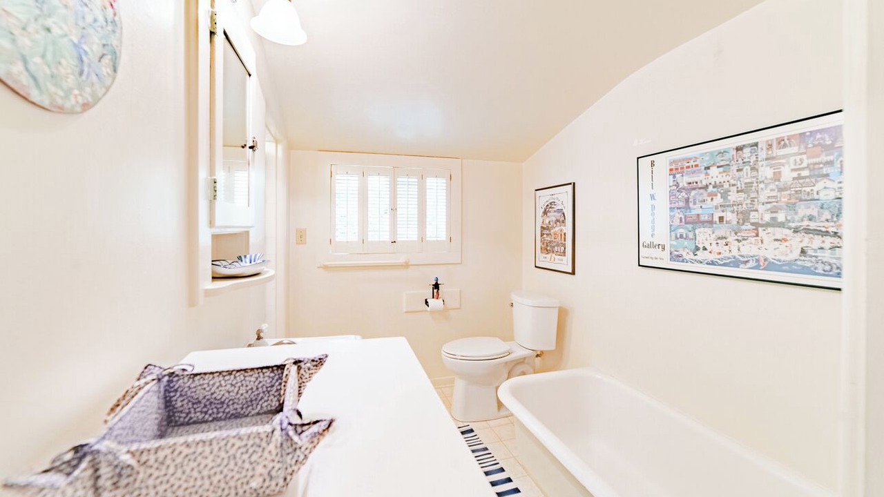 Photo of Bathroom in Golden Rectangle