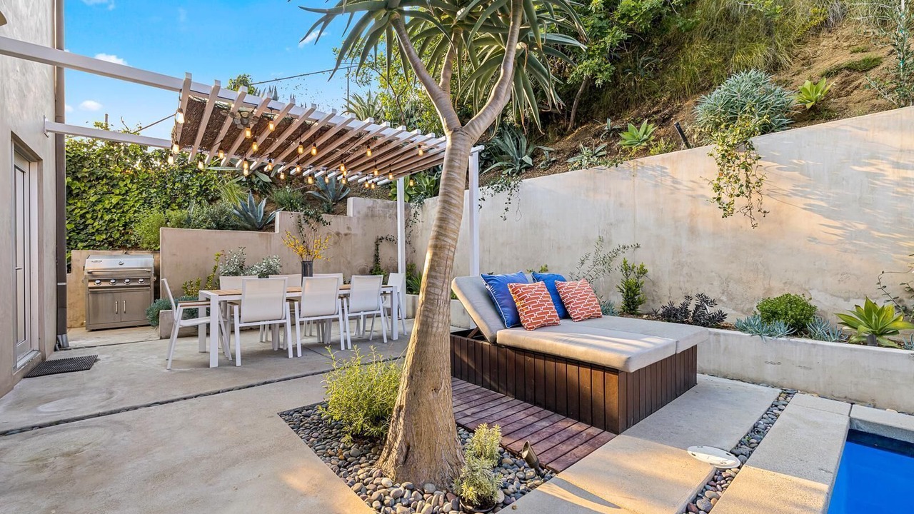 Photo of Outdoor in Hollywood Hills West