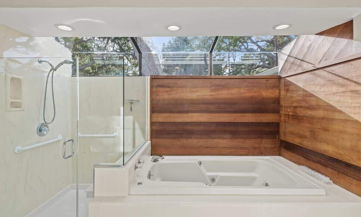 Photo of Bathroom in Del Monte Forest