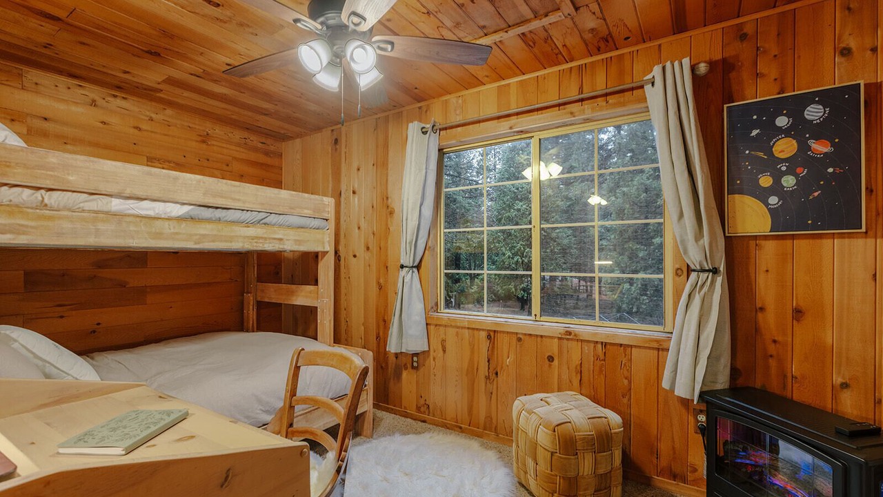 Photo of Bedroom in Shingletown