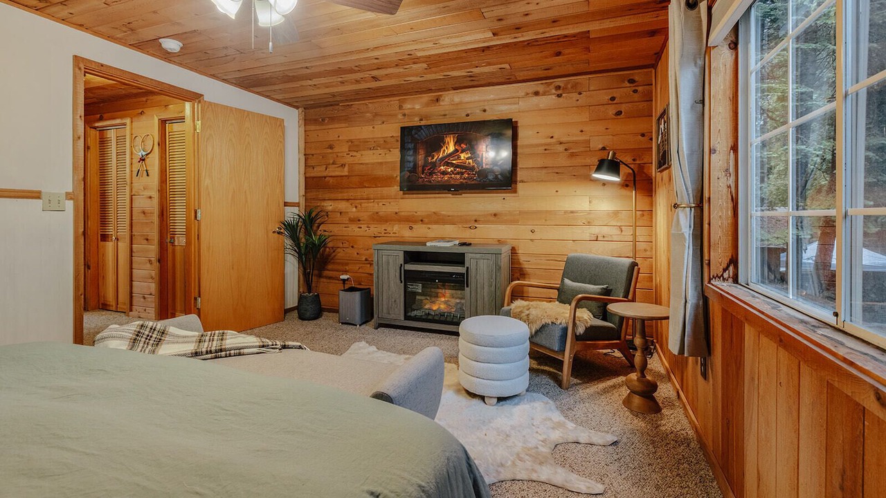 Photo of Bedroom in Shingletown