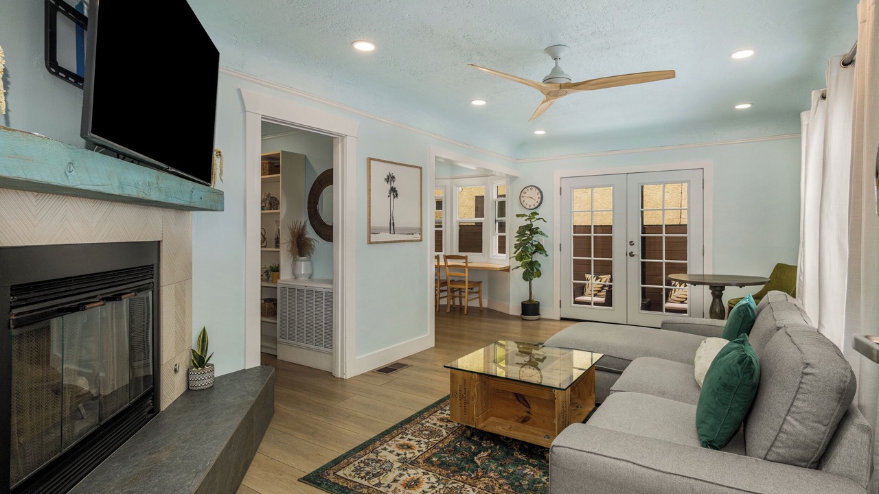 Photo of Livingroom in Alamitos Beach
