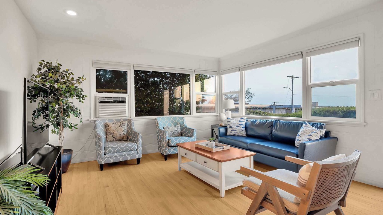 Photo of Livingroom in Cardiff-by-the-Sea