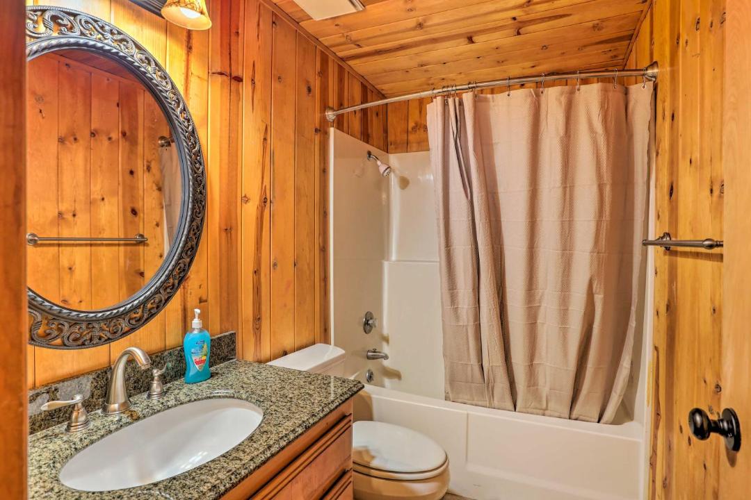 Photo of Bathroom in Twin Peaks