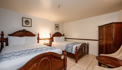 Standard Quadruple Room, Ensuite (Standard Two Queen Room )