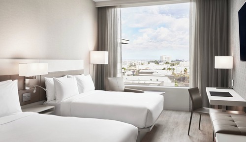 Room, 2 Queen Beds, Roll-in Shower