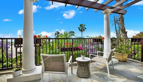 Suite, 1 King Bed, Balcony, City View