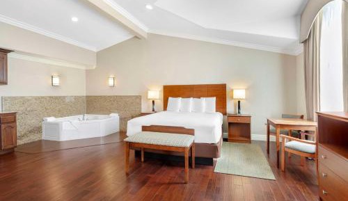 King Suite with Spa Bath - Non-Smoking