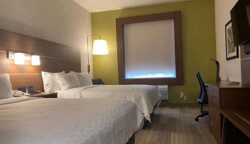 Standard Queen Room with Two Queen Beds and Mobility Accessible Tub