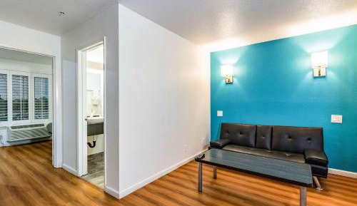 Deluxe Queen Suite