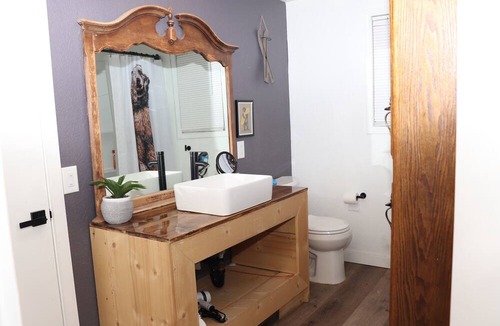 Moonridge Cabin | A cabin with lots of room for fun! Pet-friendly close to ski resorts.