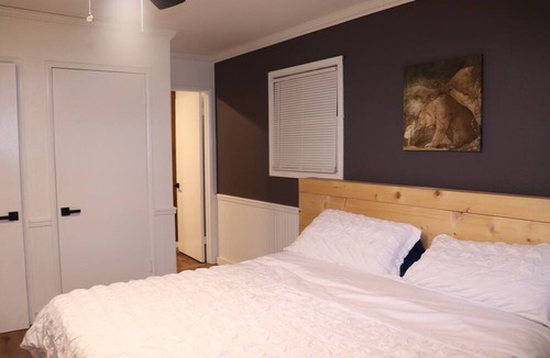 Moonridge Cabin | A cabin with lots of room for fun! Pet-friendly close to ski resorts.