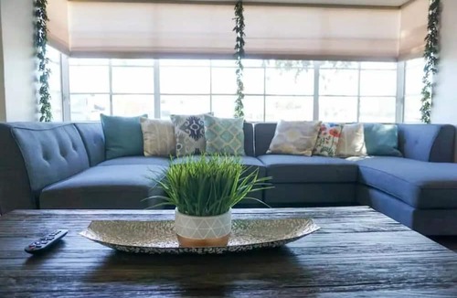 Castle Park House | 3 Bedroom Modern LuxeRetreat w/ BBQ & Billiards