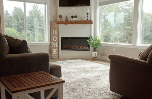 McKinleyville Cottage | Beautiful New Guest House located in Sunny Blue Lake with Hot Tub!